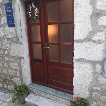 Konukevi Ivana *